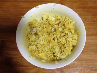 7、咖喱米饭包油条,充分搅拌均匀