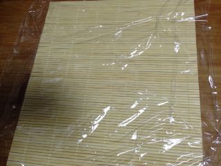 8、咖喱米饭包油条,寿司帘上铺上保鲜膜