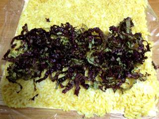 10、咖喱米饭包油条,铺上适量生菜丝