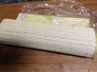 13、咖喱米饭包油条,借助寿司帘卷起来