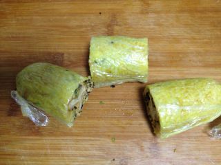 15、咖喱米饭包油条,然后切段