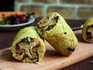 16、咖喱米饭包油条,好了，可以吃了，还可以搭配番茄沙司食用呦！