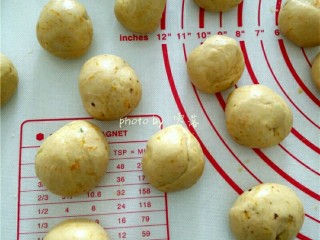 7、南瓜豆沙丸子,切开的剂子，再一分为二，然后分别搓圆；