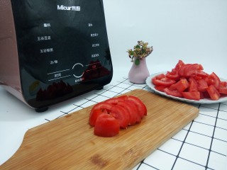 2、了不起的小番茄+意式番茄酱,新鲜番茄500克切块（成熟的番茄，做出来口感好，酸甜适口）