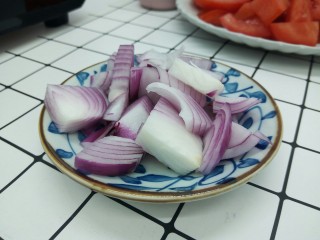 4、了不起的小番茄+意式番茄酱,洋葱可以冰箱冷冻5分钟再切就不辣眼睛，不急着切的话，可以提前放冰箱冷藏再切，切的时候一样不辣眼睛