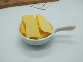 5、了不起的小番茄+意式番茄酱,黄油提前出冷冻箱拿出来，这样方便切块