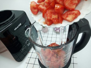 6、了不起的小番茄+意式番茄酱,将番茄块放入破壁机的杯子