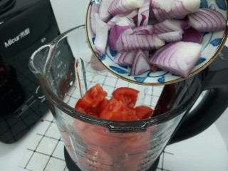 7、了不起的小番茄+意式番茄酱,洋葱块也放入破壁机的杯子