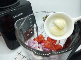 8、了不起的小番茄+意式番茄酱,大蒜一起放入杯体，盖好盖子，按酱料键、再点开启键，不用管它，可以自己去做家务活