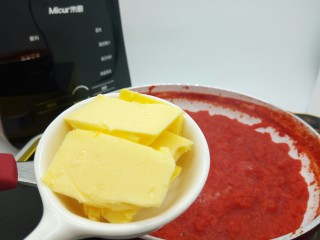 11、了不起的小番茄+意式番茄酱,待番茄汁水分蒸发的差不多，颜色变深，加入黄油20克、白糖10克、细盐与胡椒粉少许，家中有罗勒叶的可以放一片，记得要切碎，再翻拌均匀，让各式调味料融合到一起