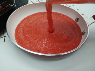 9、了不起的小番茄+意式番茄酱,待破壁机运转完成，会发出提示声音，过几秒再打开，把搅拌好的番茄汁倒入不粘锅，记住一定要不粘锅，不然糊了我不负责，看看这细腻的程度，相当给力