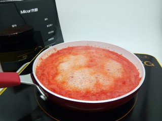 10、了不起的小番茄+意式番茄酱,锅里加3勺橄榄油，倒入番茄汁，开中小火慢慢熬，用硅胶铲或者木铲子不停地翻拌，这一步要有耐心