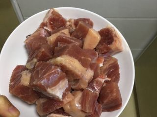 1、咖喱牛腩,牛腩切块儿洗净备用
