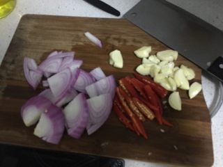 3、咖喱牛腩,喜欢吃辣所以还准备了朝天椒。洋葱蒜准备好