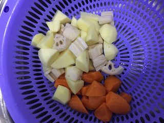 4、咖喱牛腩,材料切成滚刀块儿备用。