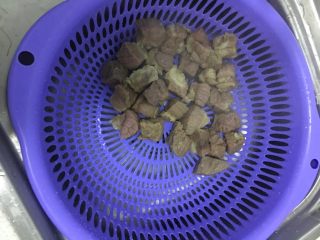 6、咖喱牛腩,焯好的牛肉沥干水份备用。