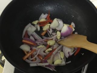 7、咖喱牛腩,锅里放油，放入洋葱蒜辣椒炒香。