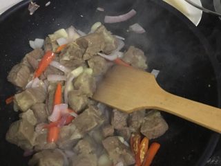8、咖喱牛腩,接着放入牛肉翻炒均匀