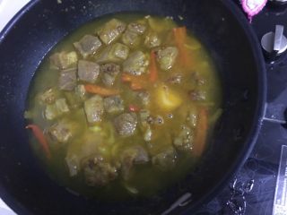 11、咖喱牛腩,加入适量水开始炖。
