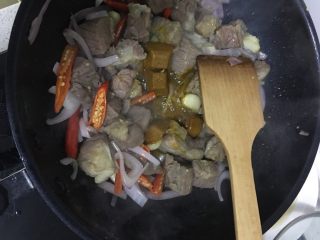 9、咖喱牛腩,然后加入咖喱块儿。