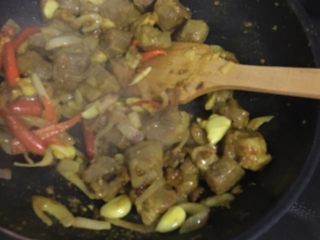 10、咖喱牛腩,翻炒上色。