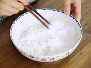 13、醪糟&酒酿鸡尾酒&酒酿小圆子,酒酿小圆子:糯米粉倒入开水,粉和水的比例大概是2:1,边加开水边用筷子搅拌,慢慢揉成面团