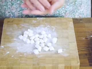 16、醪糟&酒酿鸡尾酒&酒酿小圆子,切成小剂子,撒上干糯米粉,揉成小圆子