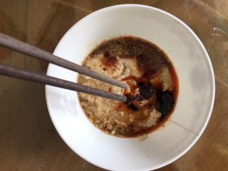 8、五分钟搞定芝麻拌面,搅拌均匀