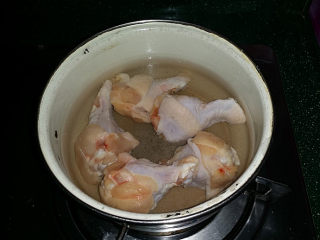 4、照晓鸡腿烩鸡蛋,接着将鸡翅根、放入冷水锅焯沸后洗净沥干