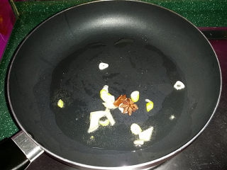 5、照晓鸡腿烩鸡蛋,不沾锅烧热倒油、爆香葱姜等调料后盛出