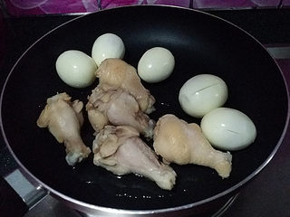 6、照晓鸡腿烩鸡蛋,留底油：放入鸡蛋和鸡翅根