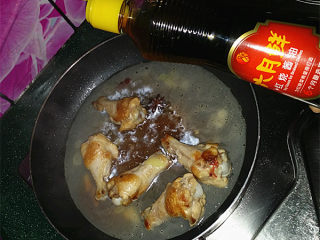 9、照晓鸡腿烩鸡蛋,等开锅后倒入红烧酱油着色