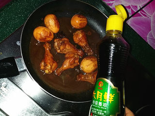 12、照晓鸡腿烩鸡蛋,炖至完全上色、且汤汁不多时，滴少许特级酱油提鲜