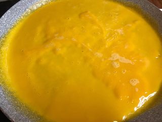 3、紫米粢饭团,平底锅加热，倒入蛋液小火煎熟