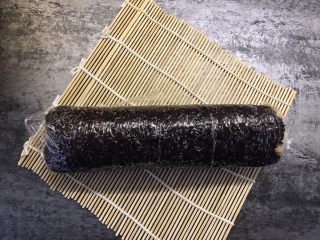 13、紫米粢饭团,打开寿司帘，去掉保鲜膜即可