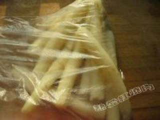 4、山药豆沙卷,4.把蒸好的山药放在保鲜膜里面