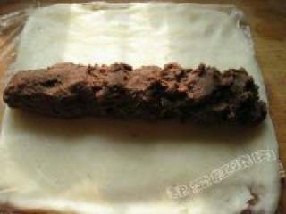 6、山药豆沙卷,6.把山药泥放在寿司帘上，用剪刀把保鲜膜的四周剪开，接掉上面的保鲜膜，放上自制的豆沙馅