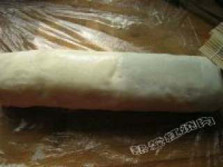 8、山药豆沙卷,8.拿掉寿司帘保鲜膜，让山药卷定型