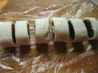 9、山药豆沙卷,9.用刀沾水切成小段