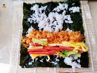4、肉松寿司,然后依次把准备好的蔬菜和肉松放好（自己做的话菜的量可以丰富一点更好吃哦）