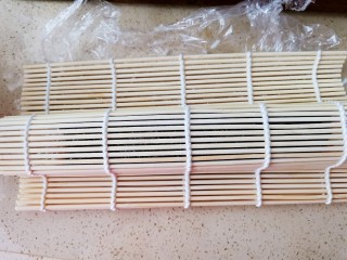 5、肉松寿司,最后一层一层的卷起来，一定要用点力压实