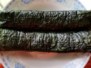 6、肉松寿司,卷好就是这个样子的（你可以简单粗暴的就这样吃，也可以切开吃）