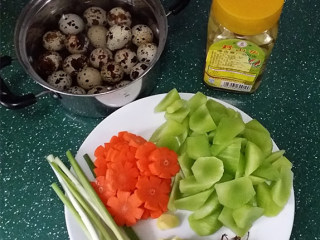 1、泡椒鹌鹑蛋,准备好泡椒和鹌鹑蛋等