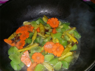 6、泡椒鹌鹑蛋,最后调入盐、糖