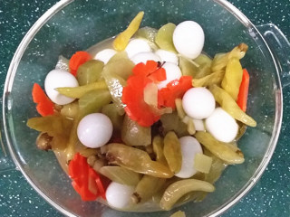 9、泡椒鹌鹑蛋,剥壳后倒入泡椒水容器中拌匀