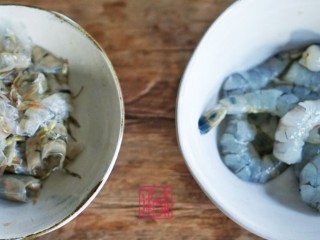 1、火锅中的小清新,日式豆乳锅,1、鲜虾去皮去线,一只只剥好以后待用就可以了。 用虾的原因是想让汤汁中有鲜味儿,又不会过于明显,所以后边还选了高汤。
