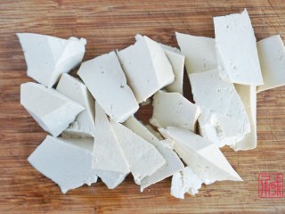 2、火锅中的小清新,日式豆乳锅,2、豆腐切多棱面。 选用老豆腐的原因是不容易煮散掉而且入味会更好吃。