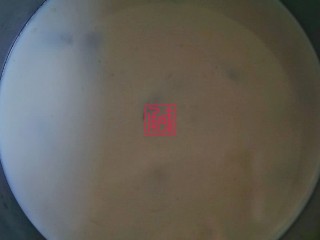 3、火锅中的小清新,日式豆乳锅,3、将高汤,豆乳和剥好的虾一起放入锅子中大火煮熟,然后转小火煮三分钟基本上就好了。 豆乳在煮沸后会有油脂产生,需要把油脂捞出。