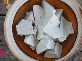 4、火锅中的小清新,日式豆乳锅,4、将切好的豆腐放在砂锅中。