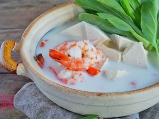 5、火锅中的小清新,日式豆乳锅,5、将煮好的汤汁倒在砂锅中,再次煮沸后小火慢炖10分钟,加入你喜欢的青菜就可以吃了。